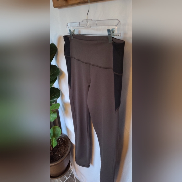 SOLD NWOT Under Armour Gray Leggings - size XL - Picture 3 of 11